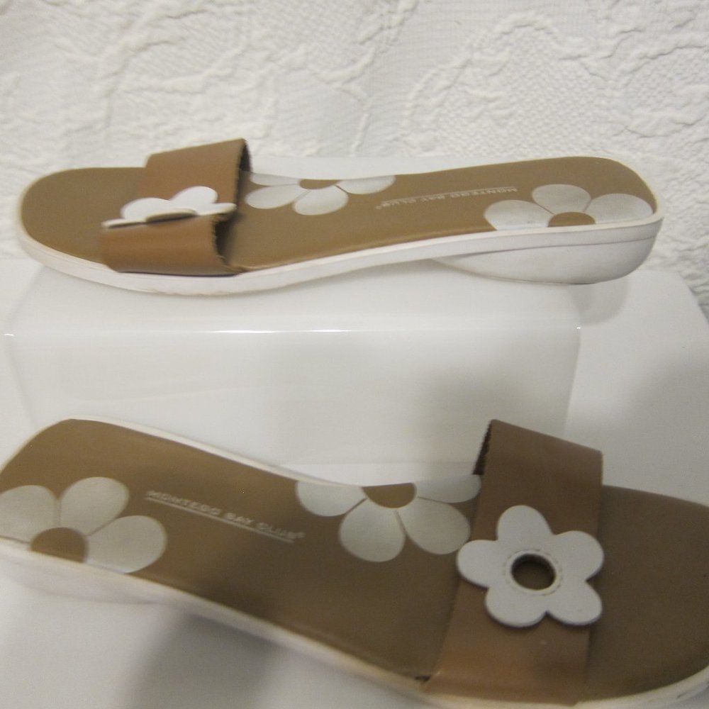 Montego Bay Club Tan Leather Sandals sz 7.5 M Slip on Flats Flower Accent